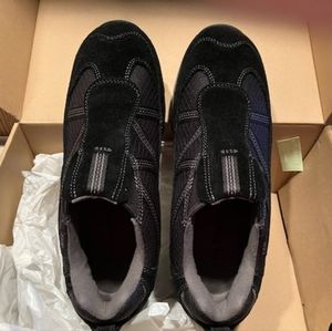 NWOT Mens Size 9 Snow Sneaker